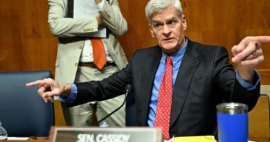 US senators advance bipartisan push on healthcare costs