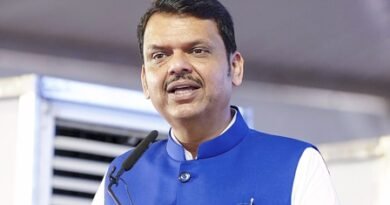 <div>CM Fadnavis hails Centre’s Excise duty cut on auto fuel, urges people to avoid panic buying</div>