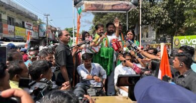 <div>‘Nee Po Mone…’: Revanth Reddy woos voters in Kerala’s Nemom, targets BJP-LDF ‘understanding’</div>