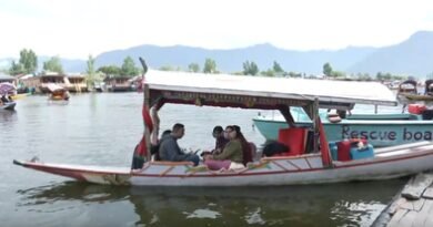 <div>J&K: Tourists enjoy in Srinagar as intense heatwave grips plains</div>