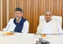 Shivakumar touches Siddaramaiah’s feet, seeks blessings at breakfast meeting
