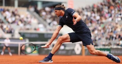 French Open: Zverev downs Mensik to storm into final