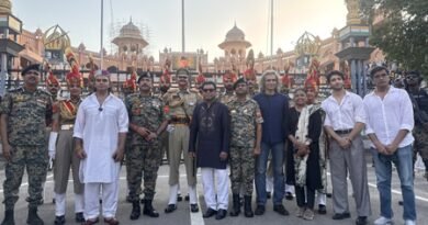 <div>Imtiaz Ali, A.R. Rahman pay musical tribute at Attari Border, talk about partition, love & humanity</div>