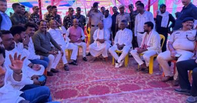 <div>Jitan Ram Manjhi unveils ancestors’ statues in Gaya, becomes emotional during ceremony</div>