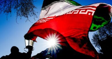 <div>Iran warns of ‘offensive and destructive’ phase if US war continues</div>