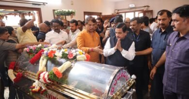 <div>Pralhad Joshi pays last respects to Chennamma, conveys PM Modi’s condolences to Deve Gowda family</div>