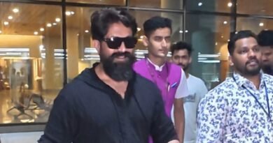 Yash takes out extra time time to pose for selfies with fans before leaving Mumbai airport