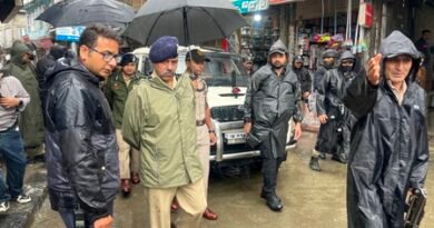 <div>J&K Police announces Rs 15 lakh reward for information leading to arrest of cop killer LeT terrorist</div>