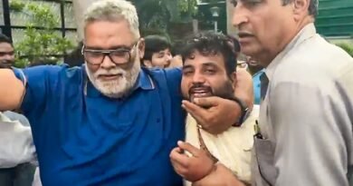 Slipper hurled at Pappu Yadav at Delhi press meet; Purnia MP claims a man brought knife for attack