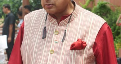 <div>Congress backs Shashi Tharoor’s ‘resilient democracy’ remark; BJP says ‘stays among communists’</div>