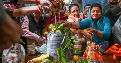 Thousands of Kanwariyas, devotees flock to Shiva Temples in UP, U’khand on 2nd Monday of Shravan
