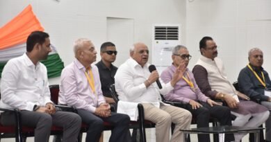 <div>‘Leave behind social media distractions’: Gujarat CM tells girl students in Amreli</div>