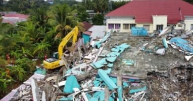 7.7-magnitude quake strikes off Indonesia, tsunami warning issued