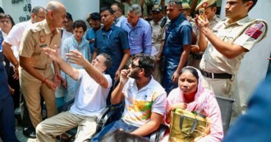 <div>‘Won’t leave protest site until new FIR lodged’: Congress leaders support Rahul Gandhi’s sit-in</div>