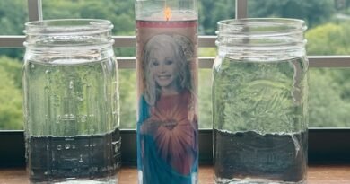 Anne Hathaway pays tribute to Dolly Parton with candle-lit memory
