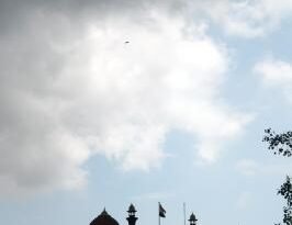 Delhi-NCR likely to witness cloudy skies, light rain; humidity persists despite pleasant weather