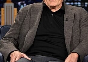 Robert De Niro wells up as Amy Poehler compliments him