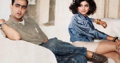 <div>Sonam Khan relives her ‘Tridev’ days with a throwback picture with director Rajiv Rai</div>
