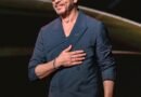 SRK seeks blessing from Lalbaugcha Raja with wife Gauri, daughter Suhana