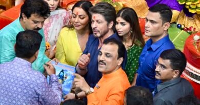 Shah Rukh Khan, Gauri Khan turn protective for Suhana Khan during Lalbaugcha Raja darshan