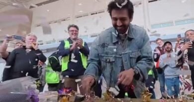 <div>Kartik Aaryan celebrates National Award Win with ‘Captain India’ team during London shoot</div>