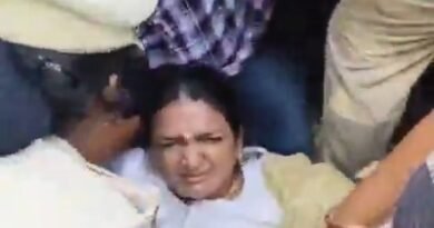 <div>Village, ward secretariat employees clash with police during protest in Andhra Pradesh’s Vijayawada</div>