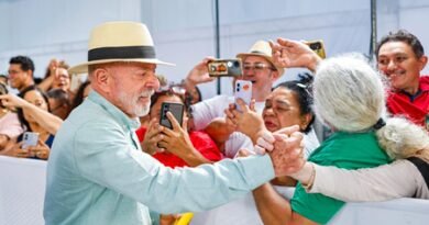 <div>Brazil’s presidential candidates hit streets before vote</div>