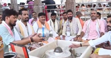 <div>Priests perform worship at Kashi Vishwanath Temple for Captain Smit’s recovery</div>