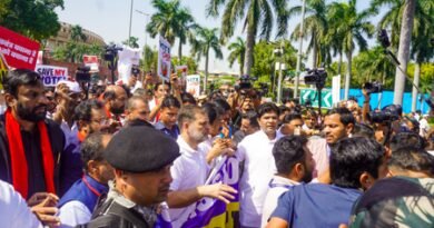 ‘We will keep fighting, throw these thieves out’: Kharge as INDIA bloc protests against ECI