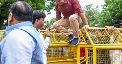 AAP protests against CEC in Chandigarh; Sisodia detained